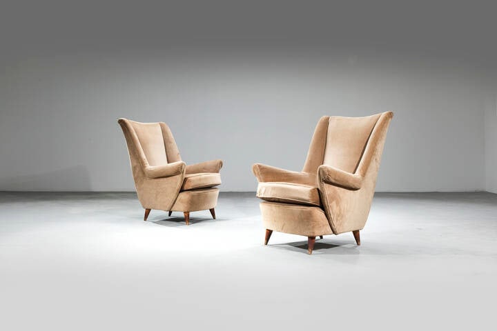 PRODUZIONE ITALIANA: PRODUZIONE ITALIANA Coppia di poltrone Struttura in legno, imbottitura rivestita in tessuto. Anni '50 cm 96x75x85 Difetti