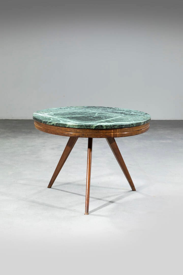 PRODUZIONE ITALIANA: PRODUZIONE ITALIANA Tavolino Struttura in legno, piano in marmo. Anni '50 cm 67x90x90 Sbeccature