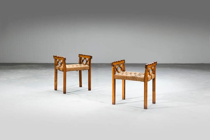 PRODUZIONE ITALIANA: PRODUZIONE ITALIANA Coppia di sgabelli Struttura in legno, seduta in corda intrecciata. Anni '50 cm 57x50x40 Difetti