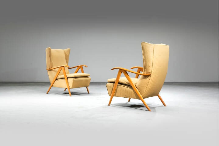 PRODUZIONE ITALIANA: PRODUZIONE ITALIANA Coppia di poltrone Struttura in legno, imbottitura rivestita in tessuto. Anni '60 cm 95x60x85 Piccoli difetti