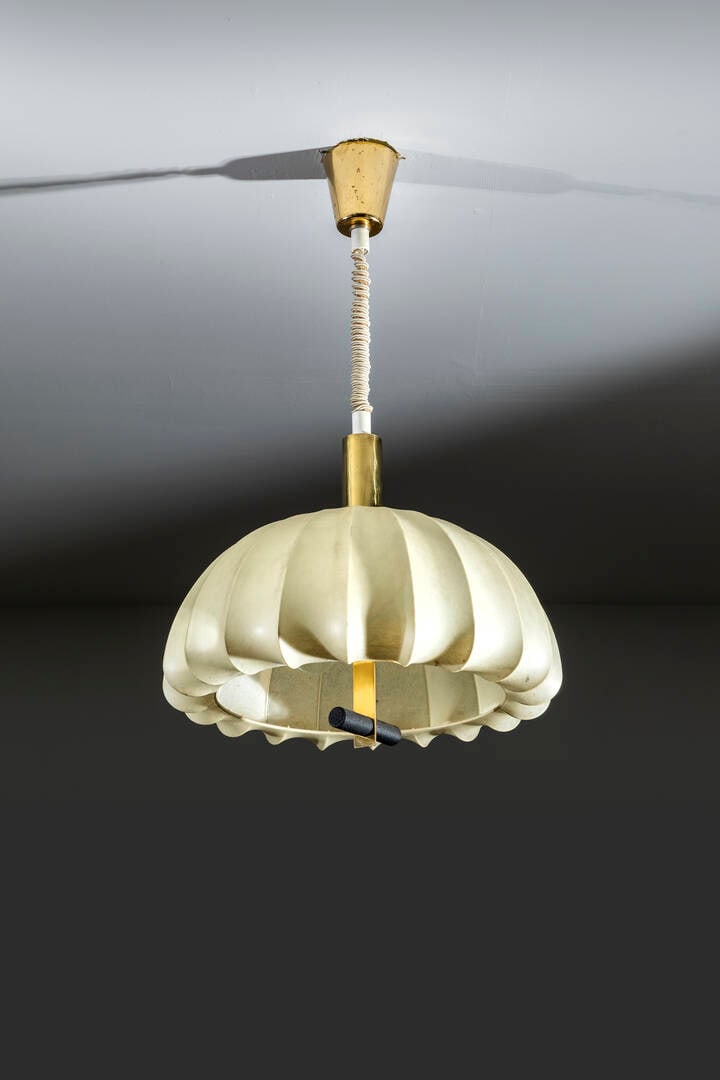 PRODUZIONE ITALIANA: PRODUZIONE ITALIANA Lampada a sospensione Struttura in metallo rivestita in cocoon e particolari in ottone. Anni '60 h cm 80x47
