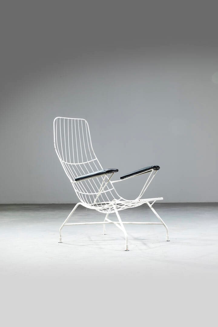 PRODUZIONE ITALIANA: PRODUZIONE ITALIANAPoltronaStruttura metallo verniciato, imbottitura dei braccioli rivestita in pelle. Anni '60cm 103x78x75Difetti