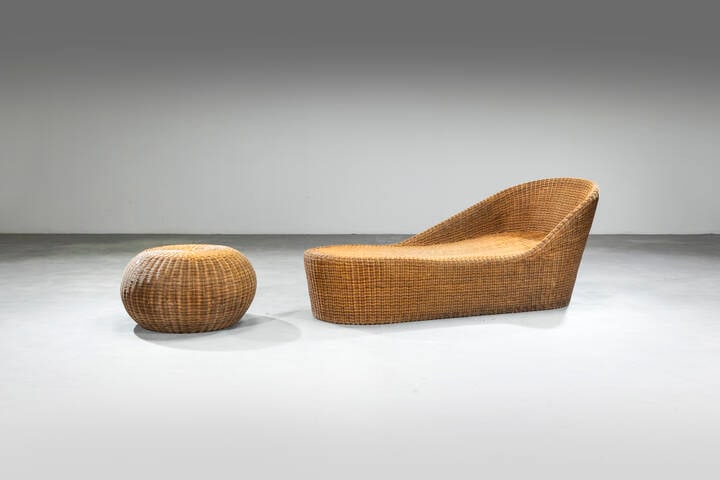 TRAVASA GIOVANNI, nello stile: TRAVASA GIOVANNI, nello stileChaise Longue con tavolinoStruttura in vimini.Anni '60cm 70x77x180cm 40x65x65Piccoli difetti