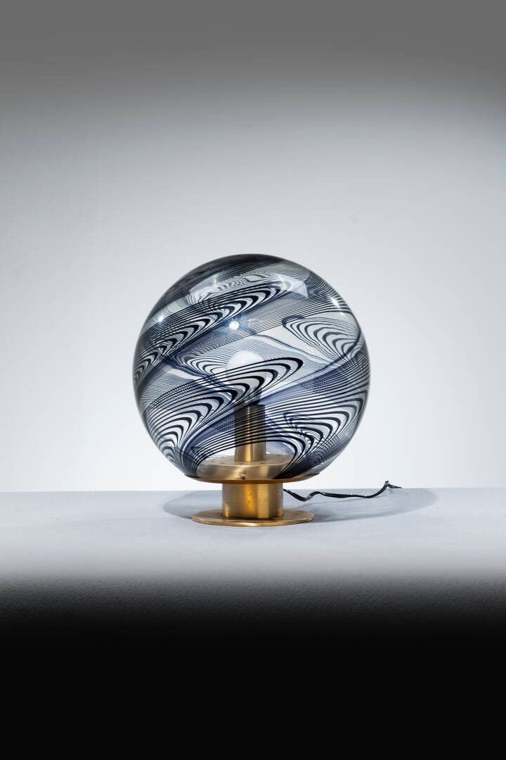 LINO TAGLIAPIETRA: LINO TAGLIAPIETRALampada da tavoloStruttura in ottone, vetro trasparente con decoro a spirali in vetro colorato.Prod. La Murrina, anni '70h cm 39x35