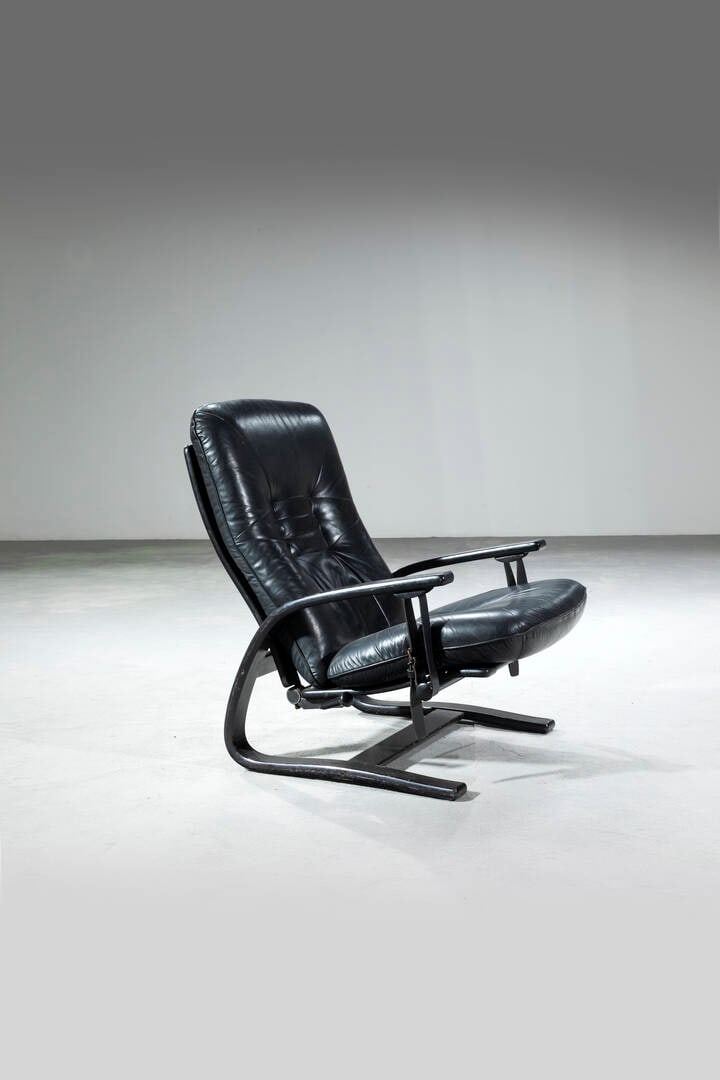 ARNT LANDE: ARNT LANDEPoltrona reclinabileStruttura in legno verniciato, imbottitura rivestita in pelle. Anni '70cm 96x72x90Difetti