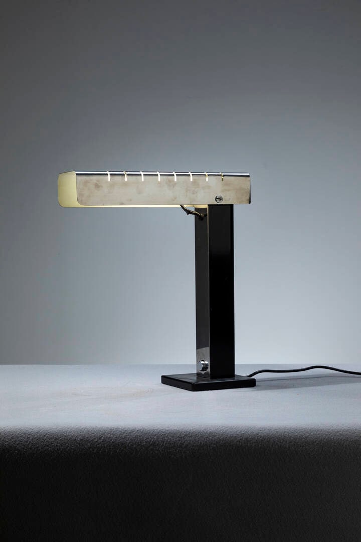 OSCAR TORLASCO: OSCAR TORLASCOLampada da tavoloStruttura in metallo cromato e verniciato.Prod. Lamperti, anni '60h cm 42x36x15