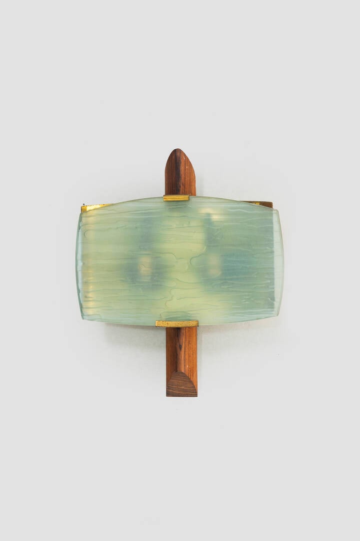 MAX INGRAND: MAX INGRANDRara applique mod. 2272Struttura in legno, diffusore in vetro.Produzione Fontana Arte, 1965h cm 38x32x10