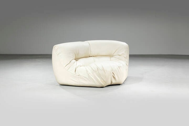 STUDIO 1P: STUDIO 1PPoltrona angolareStruttura in materiale plastico, imbottitura rivsetita in pelle. Anni '60cm 73x153x100Difetti