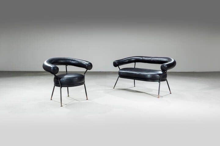 IPE BREVETTI: IPE BREVETTI Divano con poltronaStruttura in tondino metallico, seduta e schienale rivaestiti in skai. Anni '50cm 70x145x65cm 70x80x65Difetti