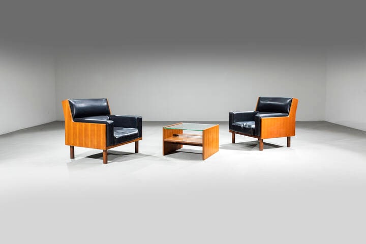 UFFICIO TECNICO ANONIMA CASTELLI: UFFICIO TECNICO ANONIMA CASTELLICoppia di poltrone con tavolinoStruttura in compensato, imbottitura rivestita in similpelle. Tavolino con struttura in legno e piano in vetro.Etichetta del produttorePr