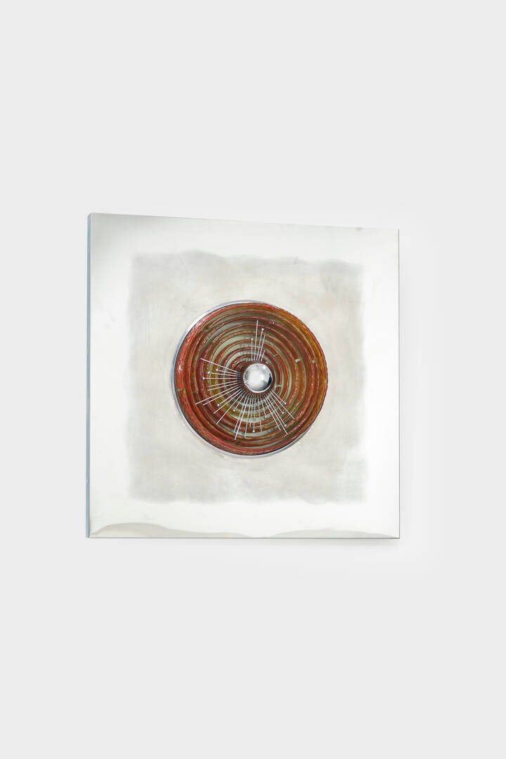 ANGELO BROTTO: ANGELO BROTTOPannello luminoso quadratoStruttura in acciaio spazzolato ed elementi concentrici in vetro colorato. Anni '70cm 80x80