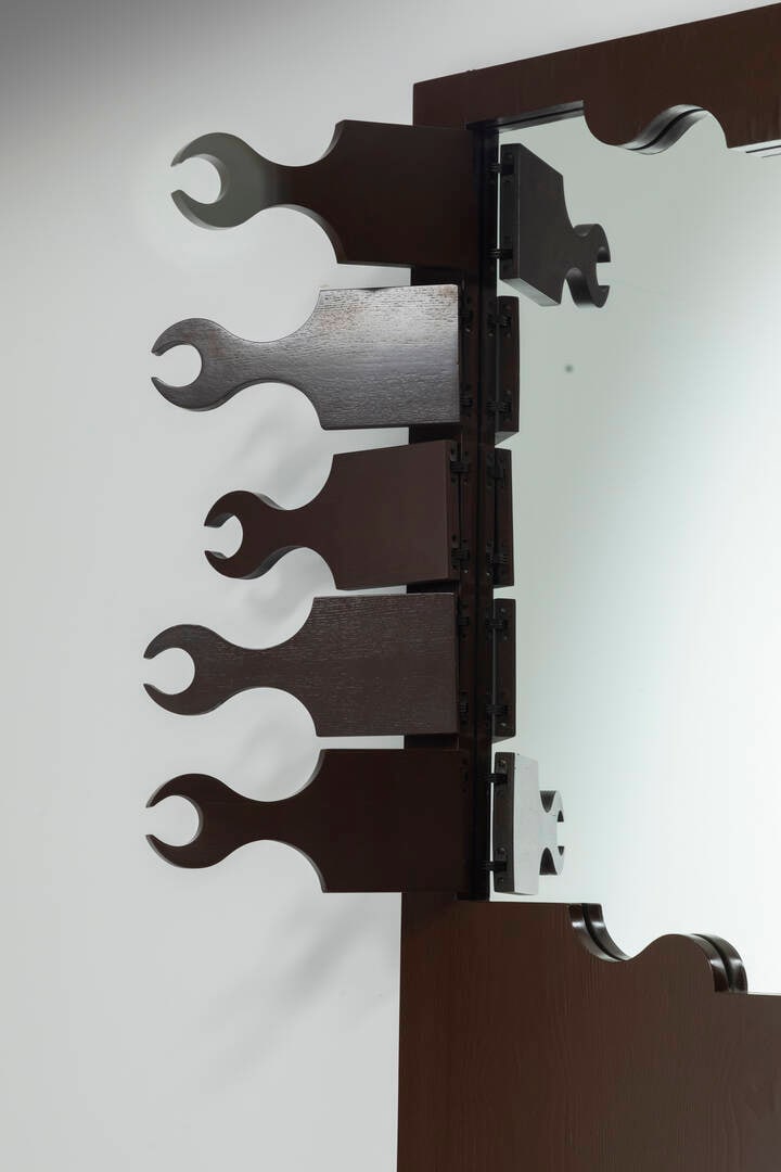 ANONIMA DESIGN: ANONIMA DESIGN(JARETTI, LUZI, PRANDI, RICCATO,VIRANO)Appendiabiti mod. ScorpionLegno multistrato e vetro specchiato.Prod. Bonetto, anni '70cm 184x58(104max)Difetti