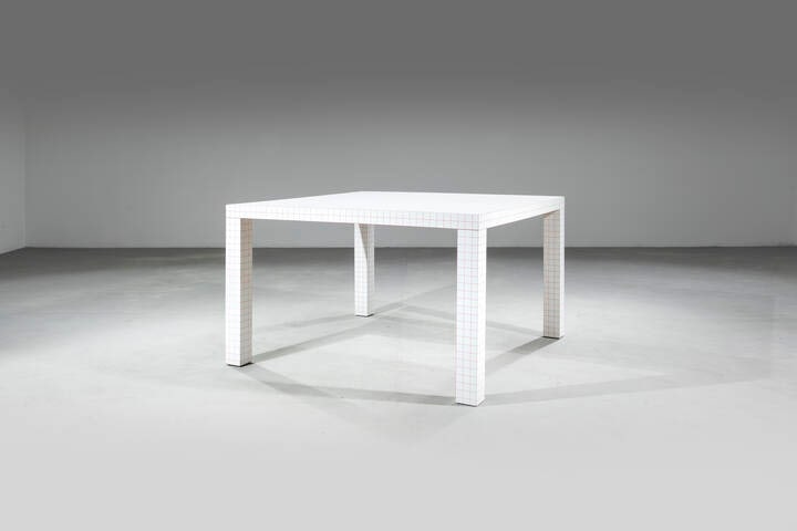 SUPERSTUDIO: SUPERSTUDIOTavolo mod. QuadernaLegno tamburato placcato in laminato bianco con serigrafia a quadretti.Prod. Misura M., anni '70cm 75x126x126Piccoli difetti