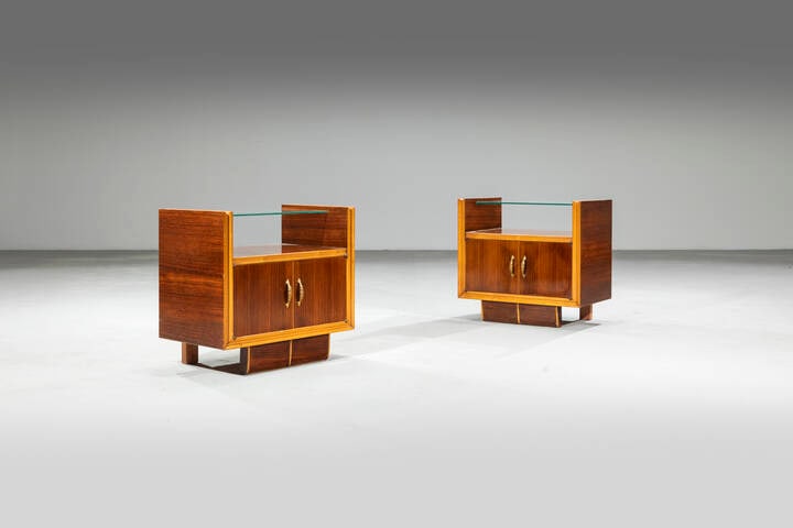 PRODUZIONE ITALIANA: PRODUZIONE ITALIANACoppia di comodiniStruttura in legno impiallacciato, piano in vetro e particolari in ottone. Anni '50cm 54x58x36Difetti