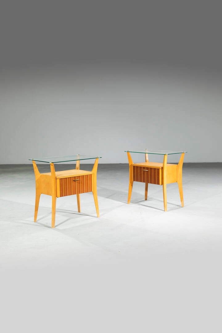 PRODUZIONE ITALIANA: PRODUZIONE ITALIANACoppia di comodiniStruttura in legno, piano in vetro e particolari in ottone. Anni '60cm 56x57x37Difetti
