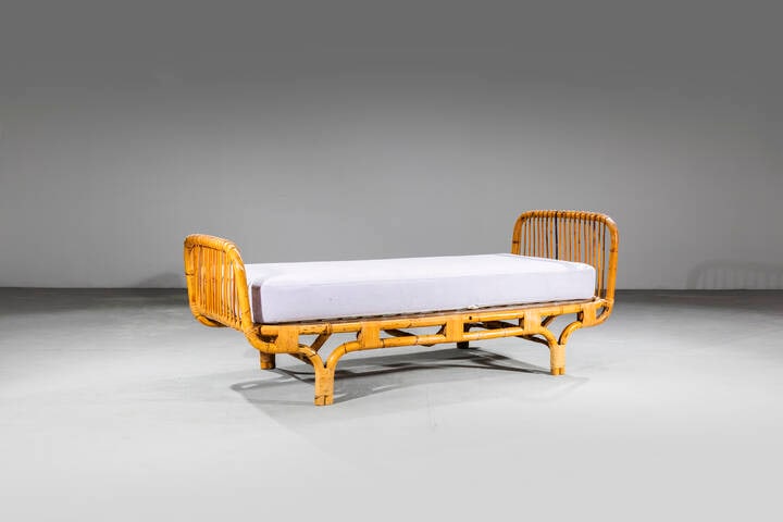 TITO AGNOLI: TITO AGNOLIDaybedStruttura in giunco e bamb, imbottitura rivestita in tessuto. Prod. Italia, anni '60cm 72x106x90Bibl.: Domus n. 406, settembre 1963Difetti