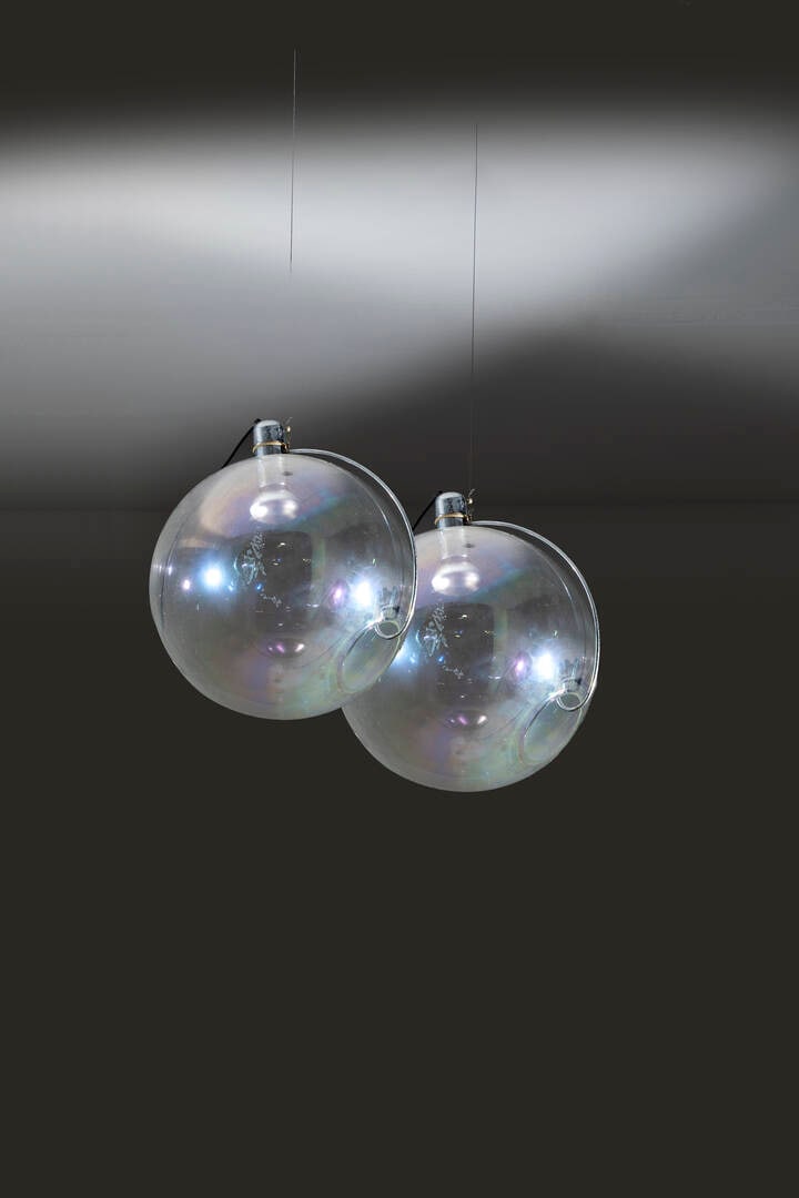 CARLO NASON: CARLO NASON Coppia di lampade a soffitto mod. Sona Vetro soffiato e iridescente con dettagli in metallo cromato. Prod. Lumenform, anni '70 h cm 100x40