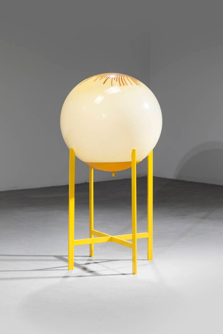 PRODUZIONE MURANESE: PRODUZIONE MURANESELampada da terra mod. MurrinaStruttura in metallo verniciato, diffusore in vetro colorato. Anni '70h cm 100x50Difetti