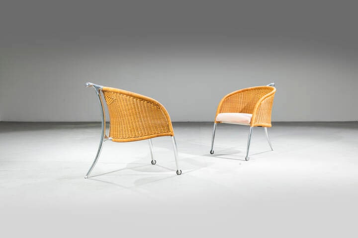 PIER FEDERICO CALIARI: PIER FEDERICO CALIARICoppia di poltrone mod. DehlyStruttura in alluminio, imbottitura rivestita in tessuto e schienale in legno intecciato. Primo premio al concorso Internazionale Young & Design 1993P