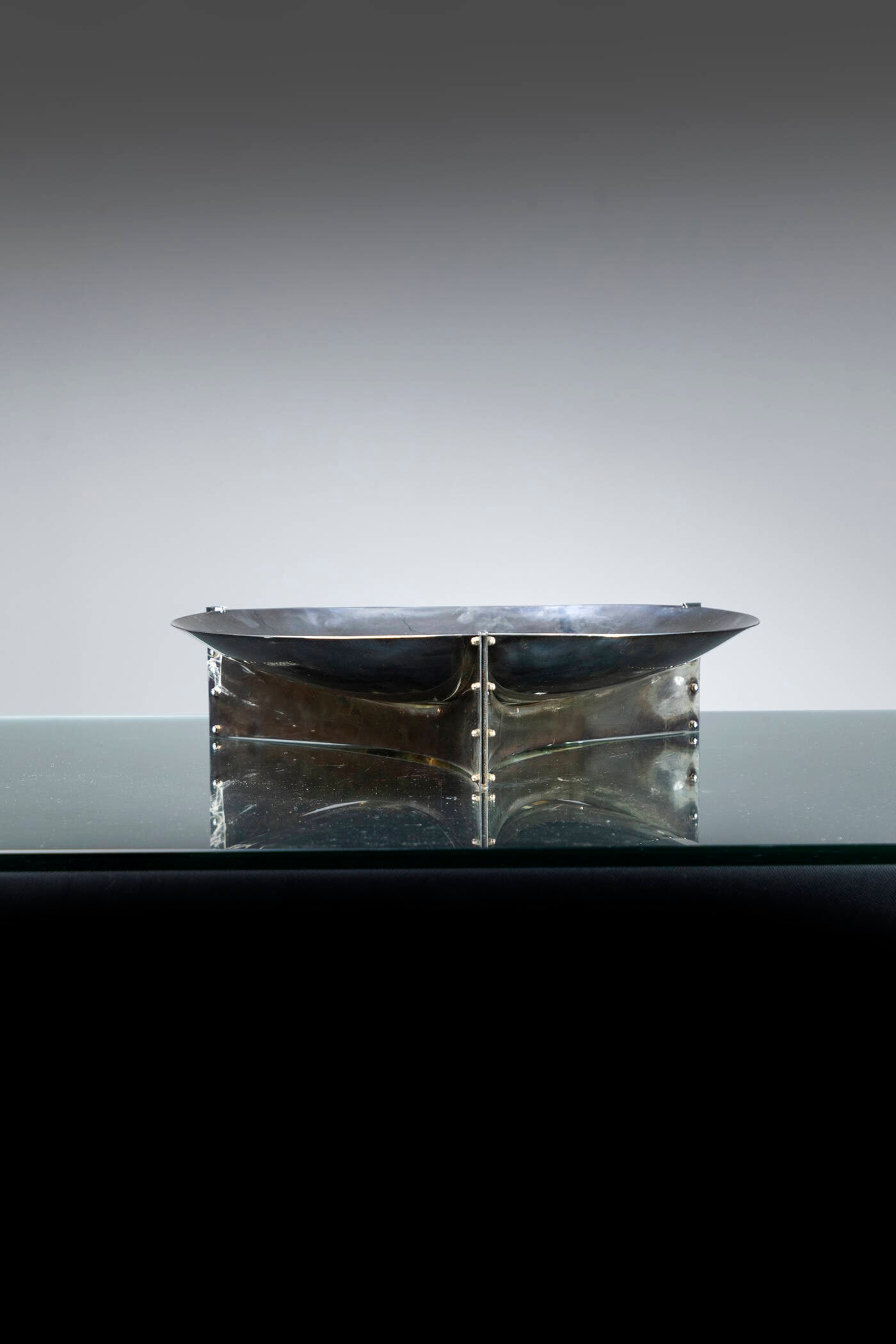 ANGELO MANGIAROTTI: ANGELO MANGIAROTTICentrotavolaMetallo argentato. Anni '70cm 10x43Corredato da certificatoDifetti