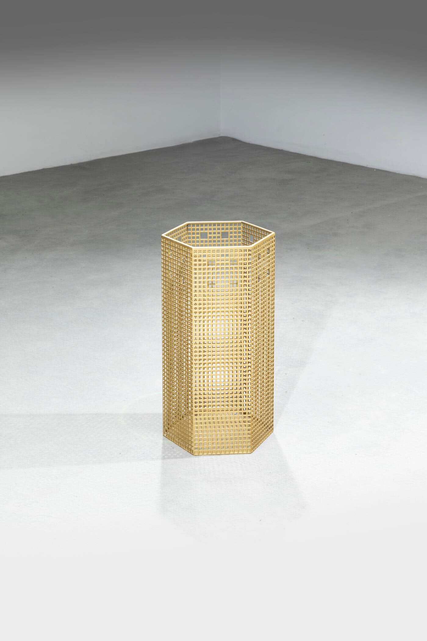 JOSEF HOFFMAN: JOSEF HOFFMANPortaombrelliMetallo traforato smaltato. Etichetta del produttoreProd. Bieffeplast, anni '80cm 49x26