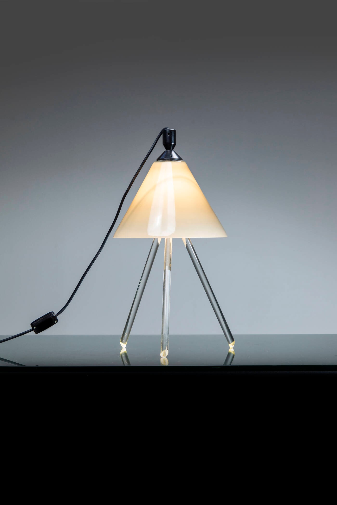 DENIS SANTACHIARA: DENIS SANTACHIARALampada da tavoloParalume in vetro opalino e supporto in cristallo.Prod. Fontana Arte 1986h cm 50x25