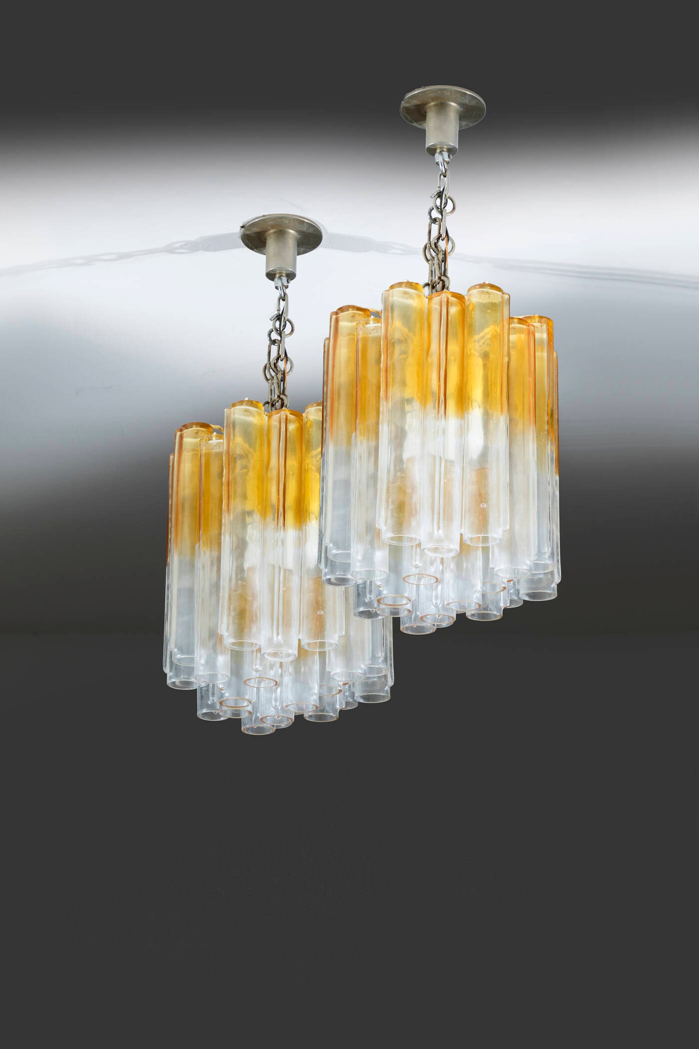 LUDOVICO DIAZ DE SANTILLANA: LUDOVICO DIAZ DE SANTILLANACoppia di lampade a sospensione mod. CalzaStruttura in metallo laccato, ottone ed elementi in vetro colorato. Prod. Venini, anni '70h cm 78x32