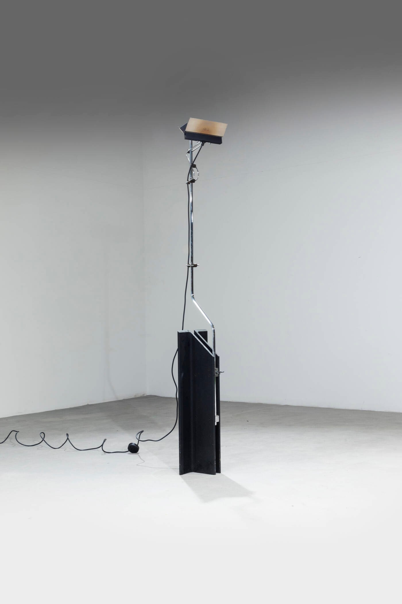 ENNIO CHIGGIO: ENNIO CHIGGIOLampada da terra mod. MPStruttura in metallo e acciaio. Prod. Lumendorm, anni '70h cm 180x23x25Bibl.: Domus n. 520, marzo 1973, pubblicit?Difetti