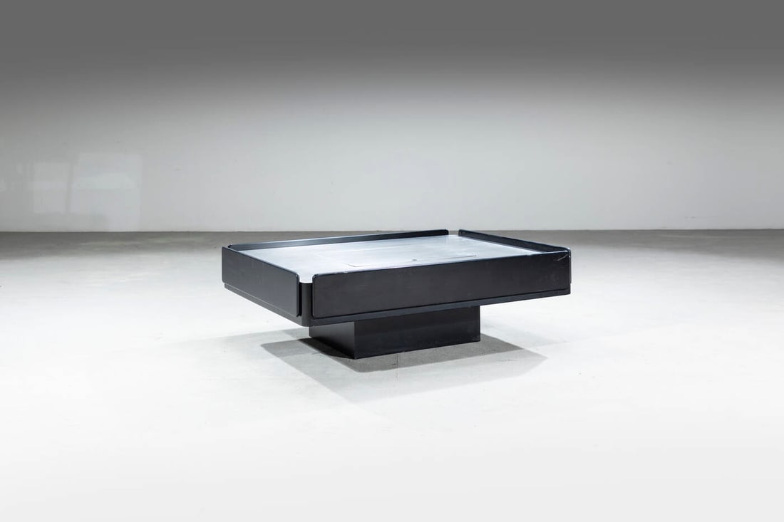 VICO MAGISTRETTI: VICO MAGISTRETTITavolino contenitore mod. CaoriStruttura in legno laccato e rivestimento in metallo.Etichetta del produttore Prod. Gavina, anni '60cm 41,5x127x95,5Bibl.: Giuliana Gramigna, "Repertorio