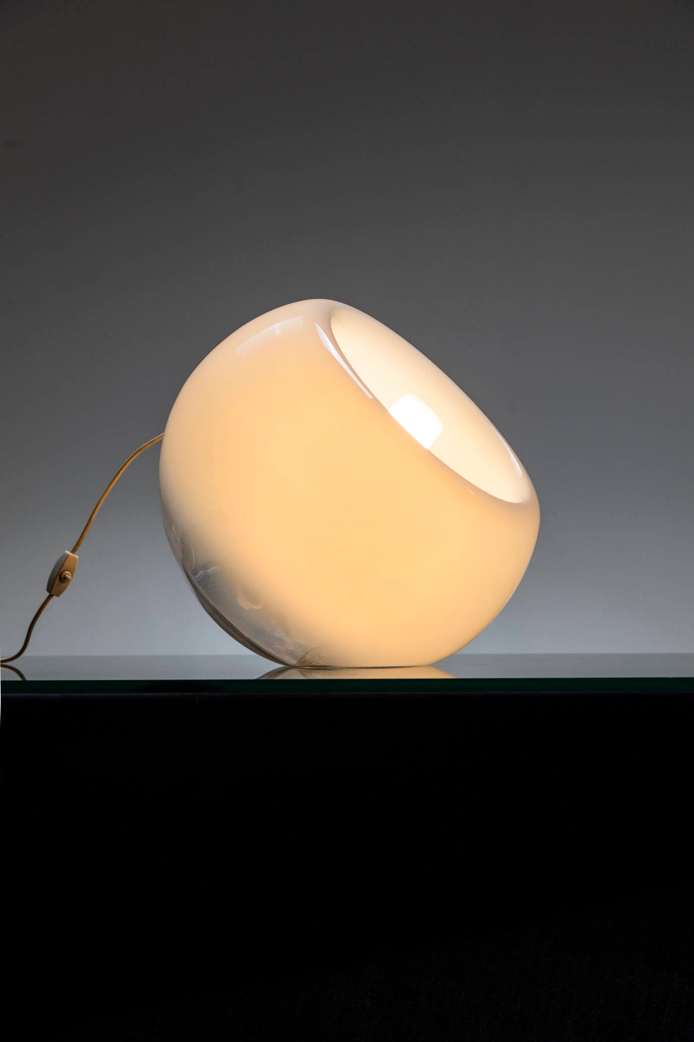 ELEONORE PEDUZZI RIVA: ELEONORE PEDUZZI RIVALampada da tavolo mod. VacunaStruttura in vetro opalino. Prod. Artemide, anni '60h cm 42x46x40