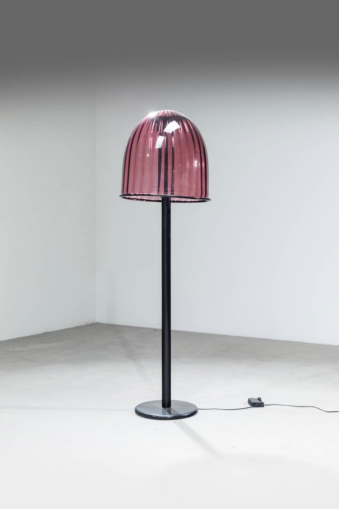 GIUSTO TOSO: GIUSTO TOSOLampada da terra Mod. CarlottaStruttura in metallo verniciato e diffusore in vetro colorato.Prod. Leucos, 1975h cm 167x50Bibl.: Pagina pubblicitaria del catalogo Leucos