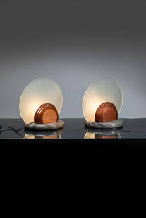 BRUNO GECCHELIN: BRUNO GECCHELINCoppia di lampade da tavolo mod, GongBase in marmo, metallo verniciato e vetro. Prod. Skipper, anni '80h cm 37x38x30