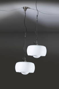 VICO MAGISTRETTI: VICO MAGISTRETTICoppia di lampade mod. OmegaStruttura in metallo cromato e diffusore in vetro opalino. Prod. Artemide, anni '70h cm 145x40Bibl.:- G. Gramigna, "Repertorio del design italiano 1950-1980