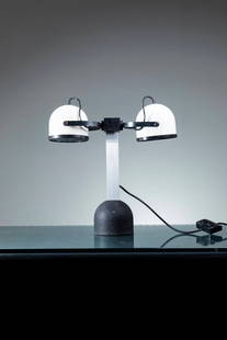 GAE AULENTI: GAE AULENTILampada da tavoloStruttura in metallo, diffusori in metallo verniciato. Base in ghisaMarchio del produttoreProd. Stilnovo, anni '70h cm 53x53Difetti