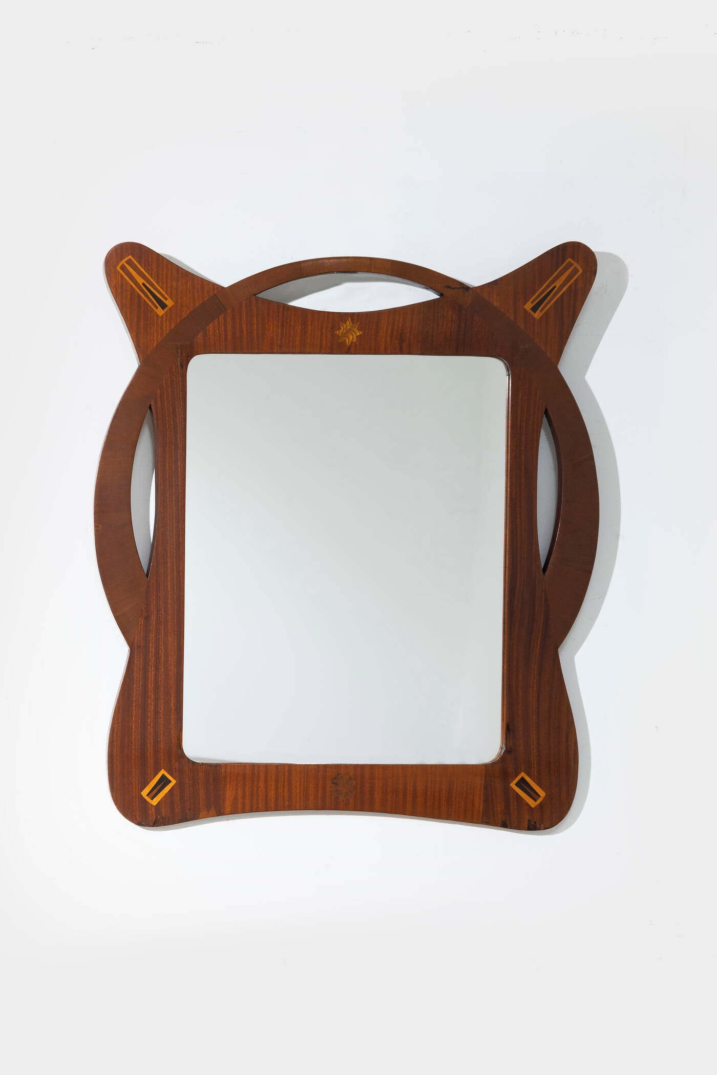 PRODUZIONE ITALIANA: PRODUZIONE ITALIANA Specchio da parete Struttura in legno sagomato e vetro specchiato. Anni ?40 cm 81x70,5 Piccoli difetti
