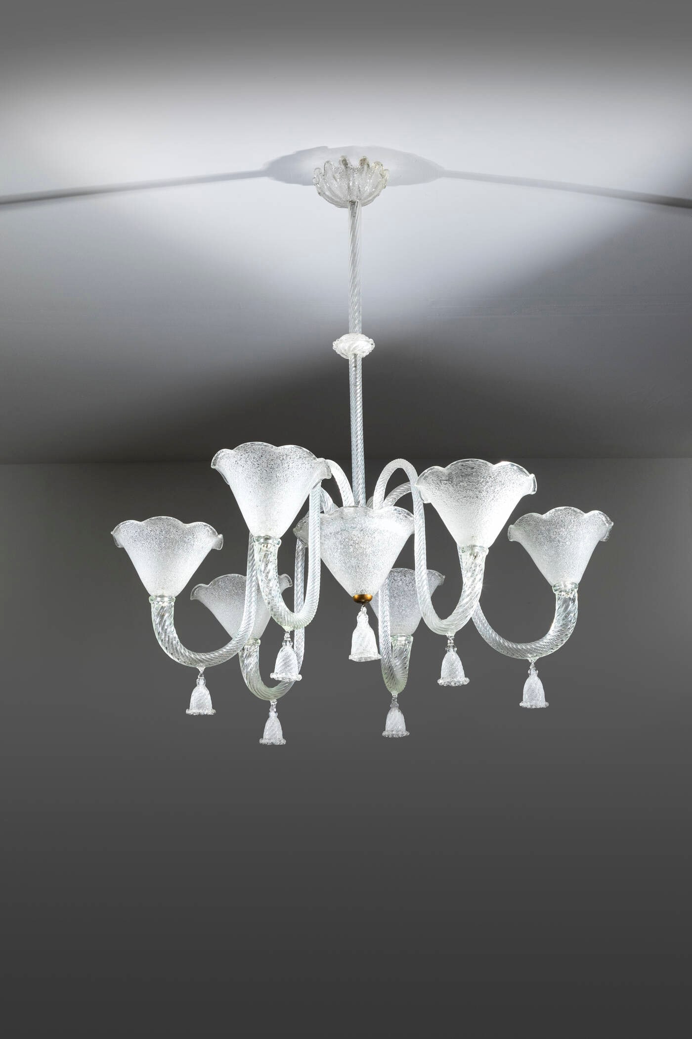 BAROVIER & TOSO: BAROVIER & TOSO Lampadario a sei braccia Struttura in metallo, elementi in vetro rugiadoso e a torchon e particolari in ottone. Anni '50 h cm 120x100 Filatura