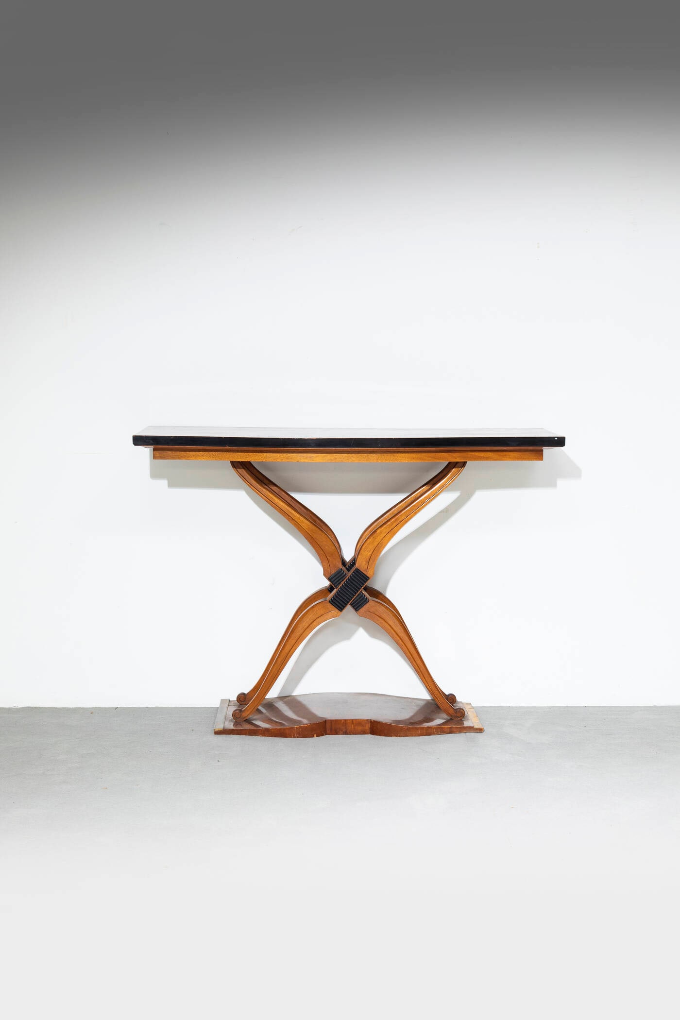PRODUZIONE ITALIANA: PRODUZIONE ITALIANA Consolle Struttura in legno e particolari in ottone. Anni ?50 cm 94,5x130x43,5 Difetti