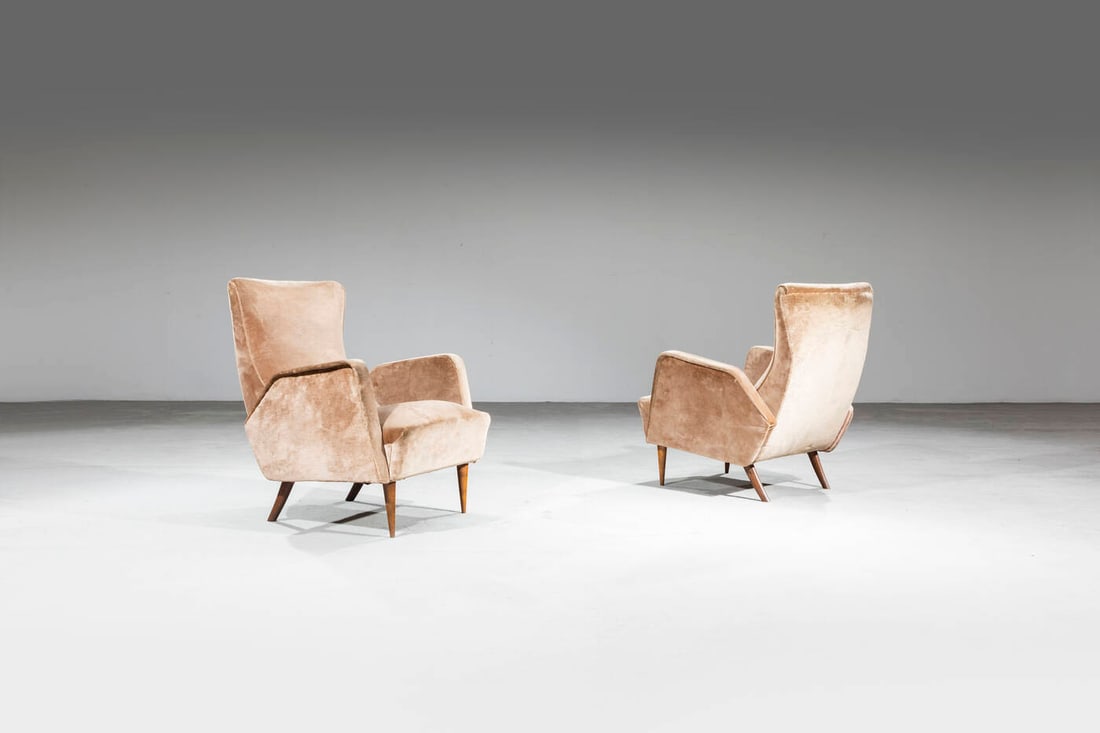 PRODUZIONE ITALIANA: PRODUZIONE ITALIANACoppia di poltroneStruttura e gambe in legno, imbottitura rivestita in tessuto.Anni '60cm 84x66x85 Difetti