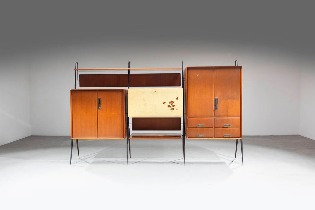 PRODUZIONE ITALIANA: PRODUZIONE ITALIANA Mobile contenitore Struttura in metallo verniciato, elementi in legno e particolari in ottone. Anni ?50 cm 185x300x50 Difetti