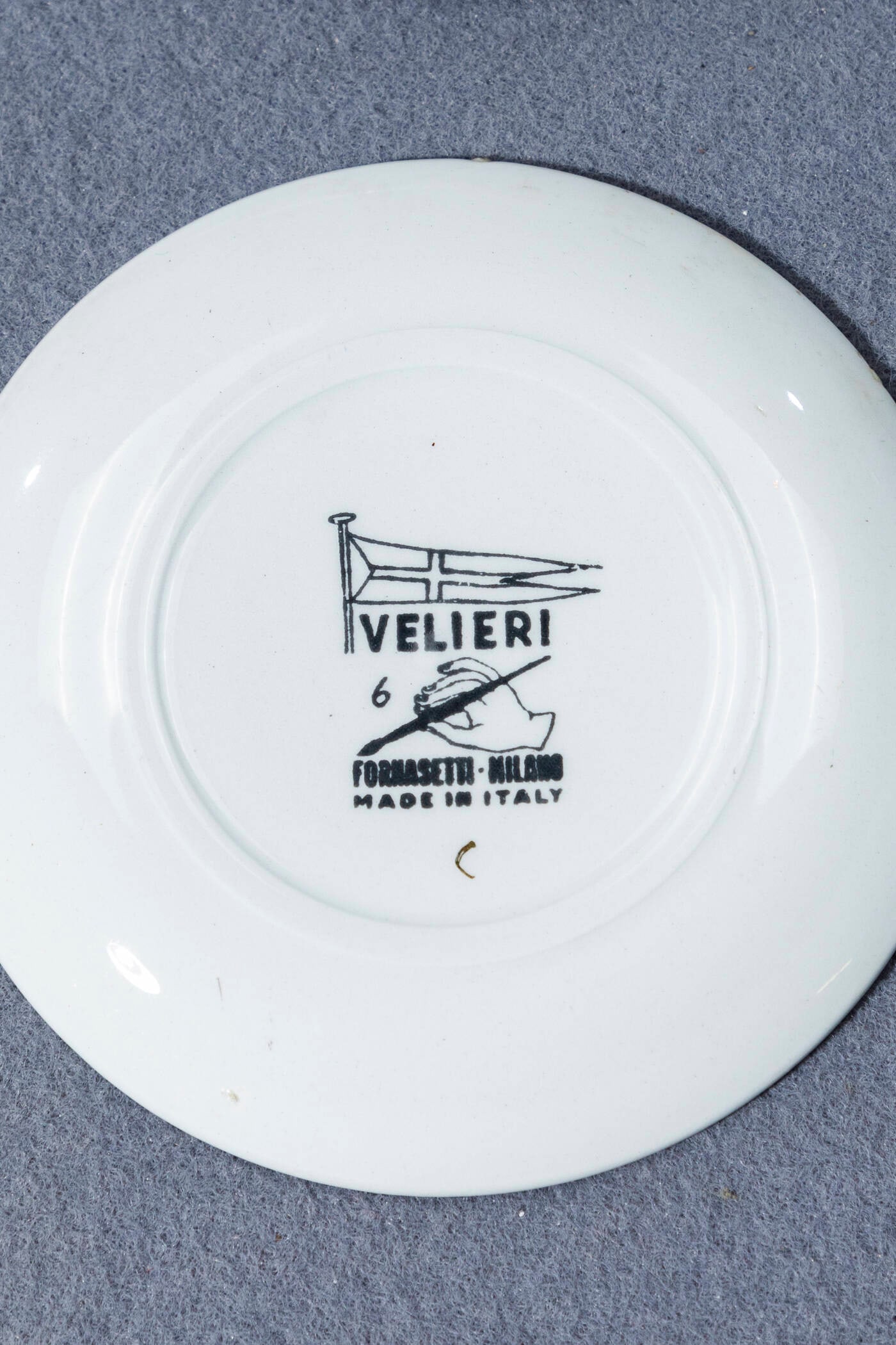 PIERO FORNASETTI: PIERO FORNASETTIMilano 1913 - 1988Sei piattini della serie VelieriCeramica serigrafata. Marchio del produttore Anni '50diam. cm 10,5Piccole sbeccature della ceramica