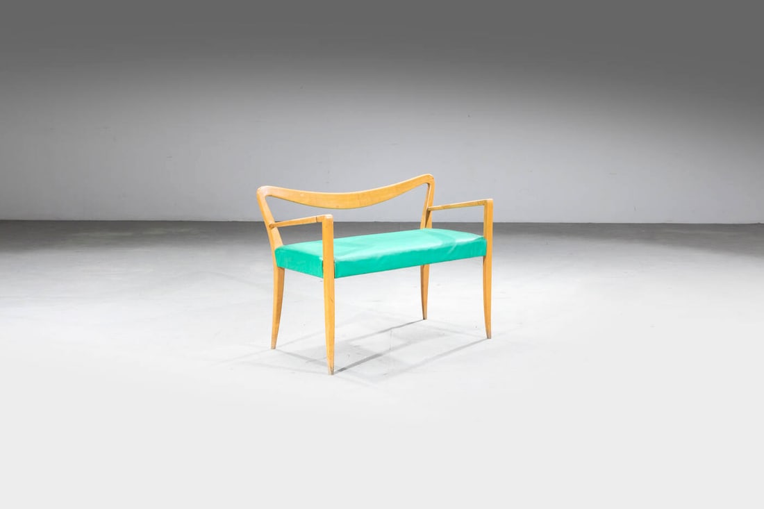 PRODUZIONE ITALIANA: PRODUZIONE ITALIANA Panca Struttura in legno, seduta imbottita rivestita in similpelle. Anni '60 cm 73x102x52 Difetti