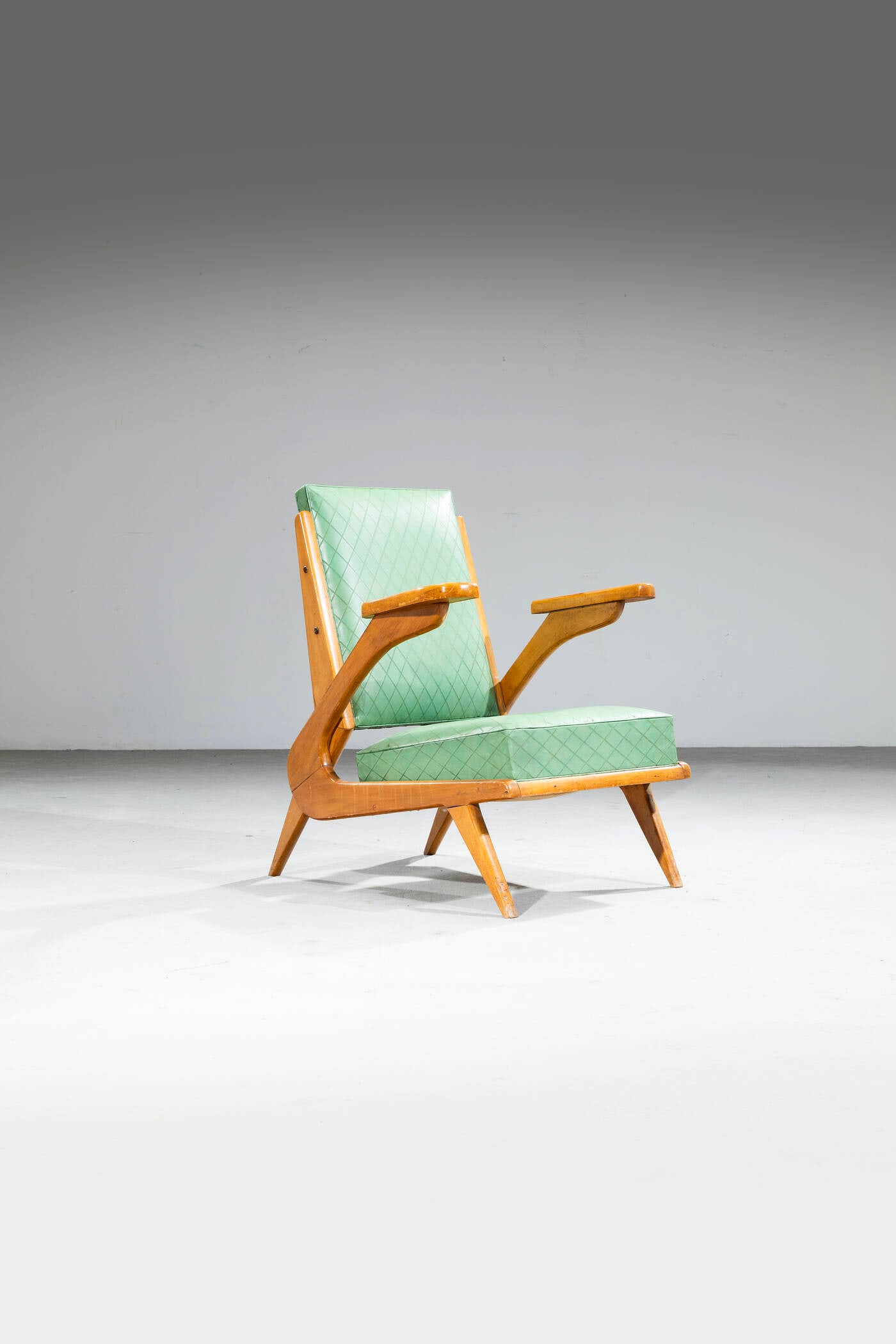 PRODUZIONE ITALIANA: PRODUZIONE ITALIANA Poltrona Struttura in legno, imbottitura rivestita similpelle. Anni ?60 cm 87x66x77 Difetti