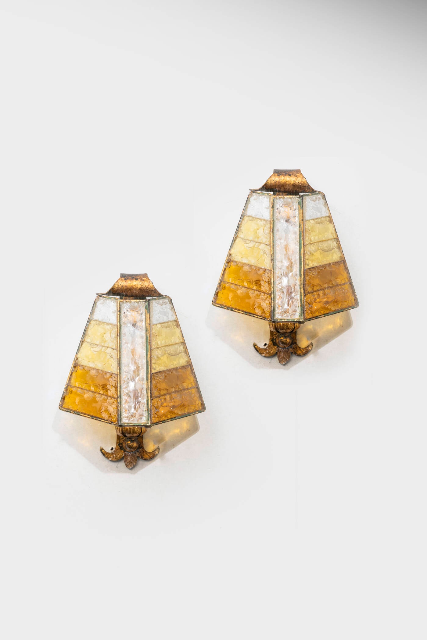 POLIARTE: POLIARTECoppia di appliquesStruttura in metallo verniciato ed elementi in vetro colorato scalpellato. Anni '60h cm 30x22Difetti