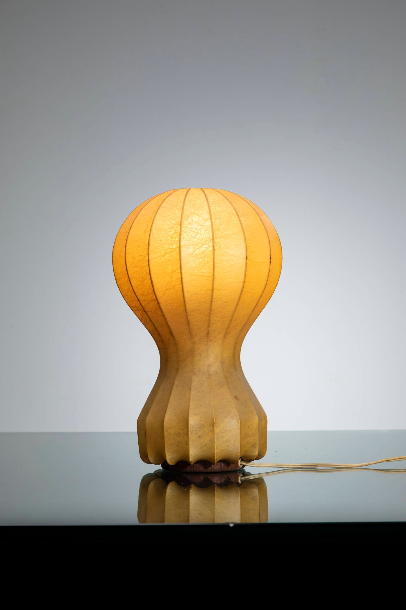 ACHILLE E PIER GIACOMO CASTIGLIONI: ACHILLE E PIER GIACOMO CASTIGLIONILampada da tavolo mod. GattoStruttura in legno con diffusore in cocoon.Prod. Flos, Italia, anni '60h cm 31x20Bibl.: C. & P. Fiell, 1000 Lights, Vol. 2, Taschen, 2005,