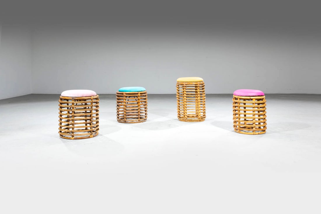 TITO AGNOLI: TITO AGNOLISet di quattro sgabelliStruttura in giunco e bamb, imbottitura rivestita in tessuto ed ecopelle. Anni '60uno da cm 57x38due da cm 45x40uno da cm 45x34