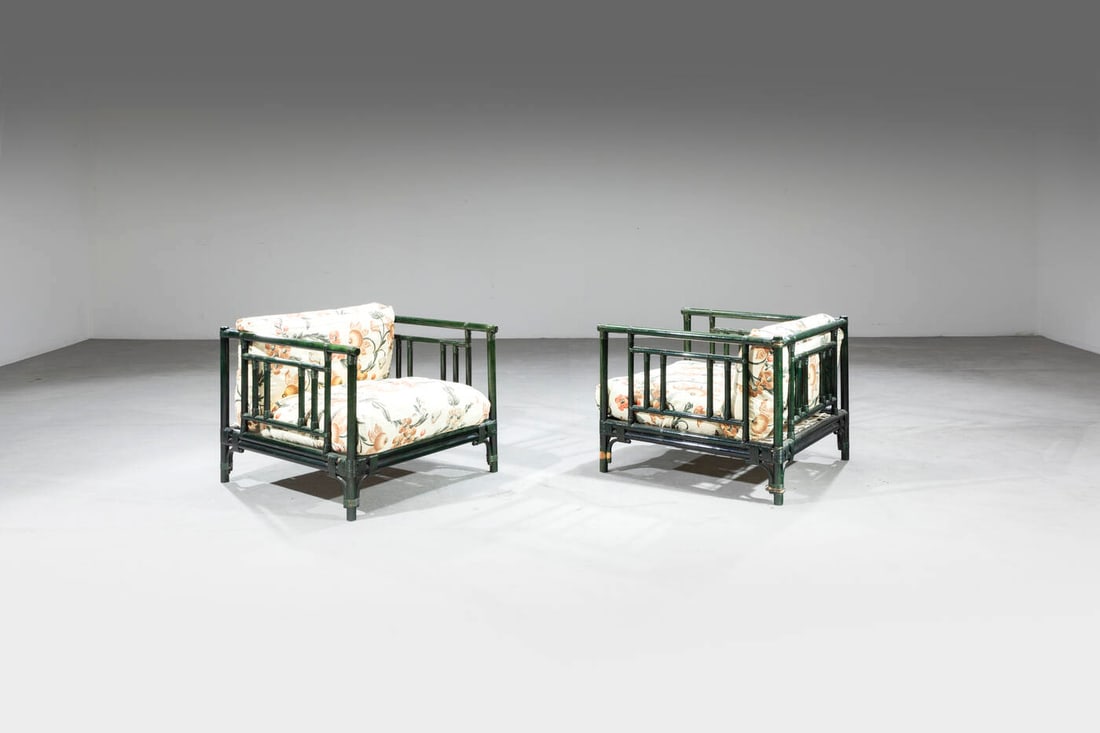 PRODUZIONE ITALIANA: PRODUZIONE ITALIANA Coppia di poltrone Struttura in bamb tinto, imbottitura rivestita in tessuto. Anni '60 cm 64x80x84 Difetti