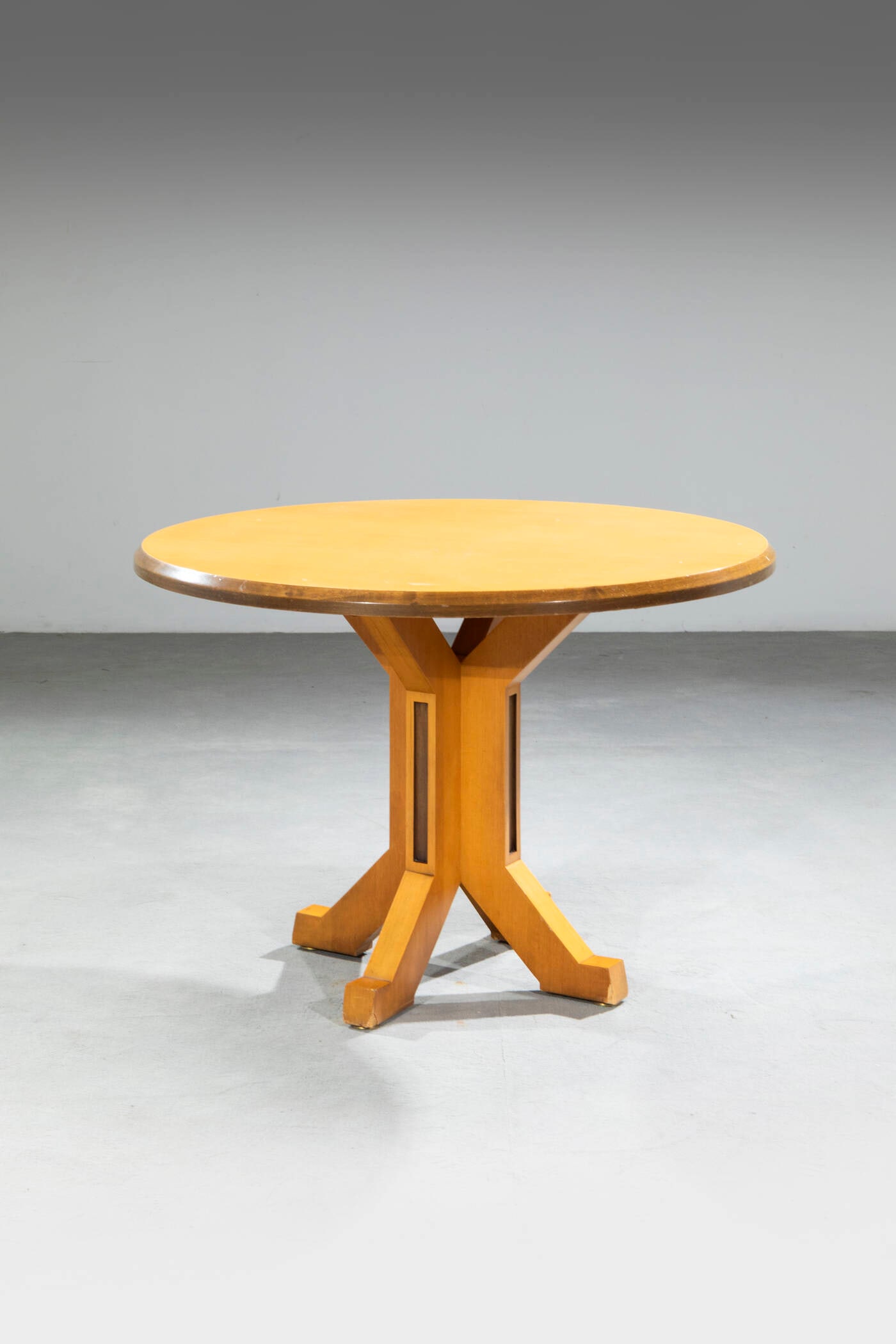 PRODUZIONE ITALIANA: PRODUZIONE ITALIANA Tavolo Struttura in legno. Anni '60 cm 80x116x116 Difetti
