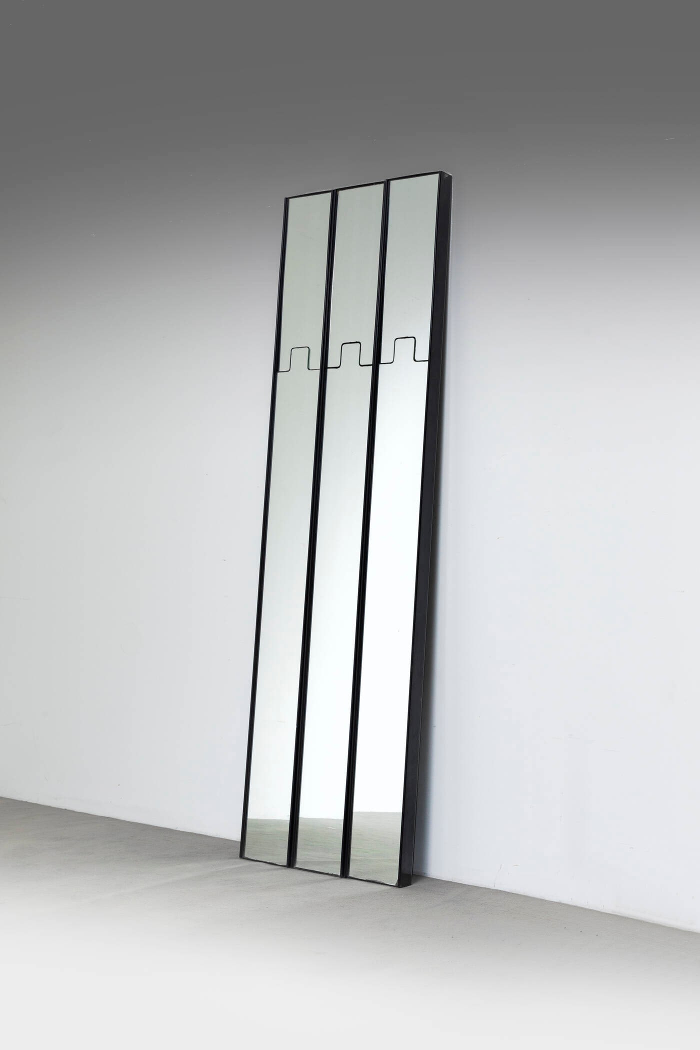 LUCIANO BERTONCINI: LUCIANO BERTONCINITre appendiabiti mod. GrondaElementi modulari rivestiti da specchi, gancio a scomparsa.Anni '70singolo modulo cm 201x19,5x6Difetti