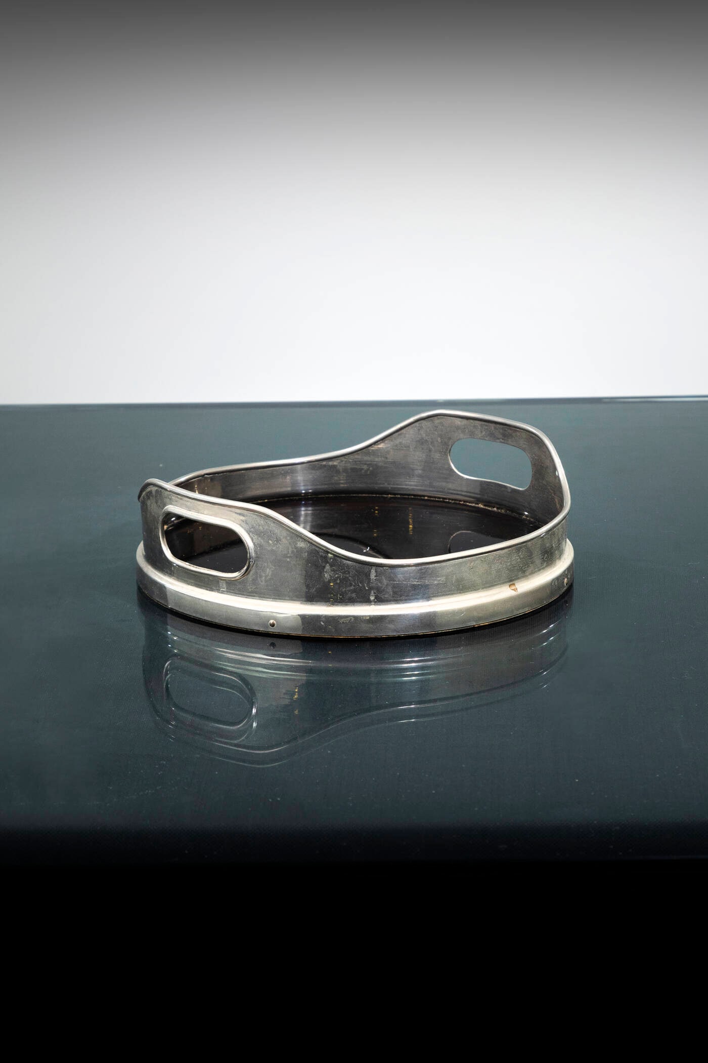 GABRIELLA CRESPI: GABRIELLA CRESPIVassoioMetallo argentato, legno verniciato. Firma incisaAnni '70cm 7x24,5x24,5Difetti