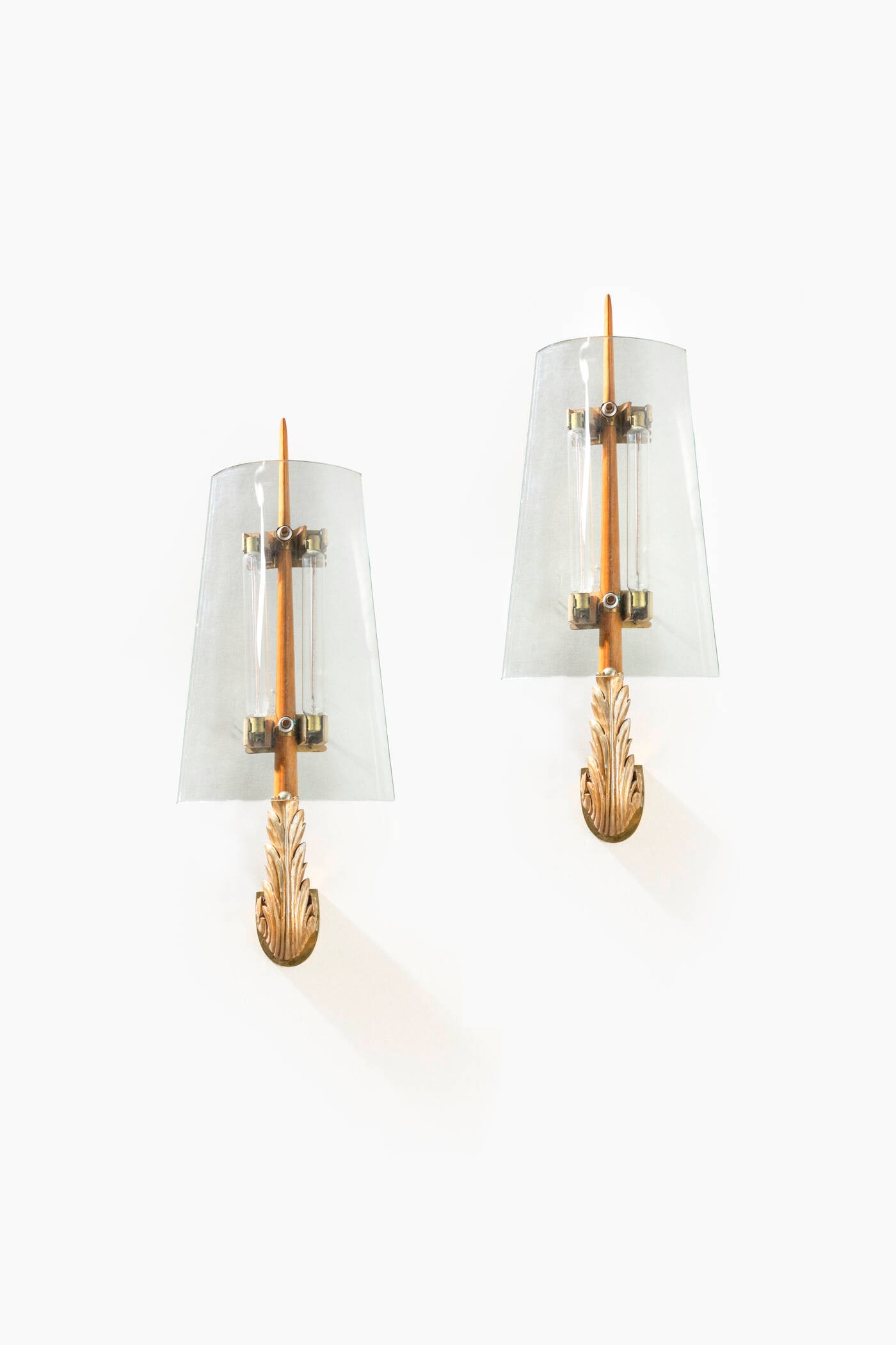 PIETRO CHIESA: PIETRO CHIESACoppia di appliquesStruttura in ottone, legno e legno dorato, diffusore in vetro.Anni '40h cm 75x27,5x14Piccoli difetti